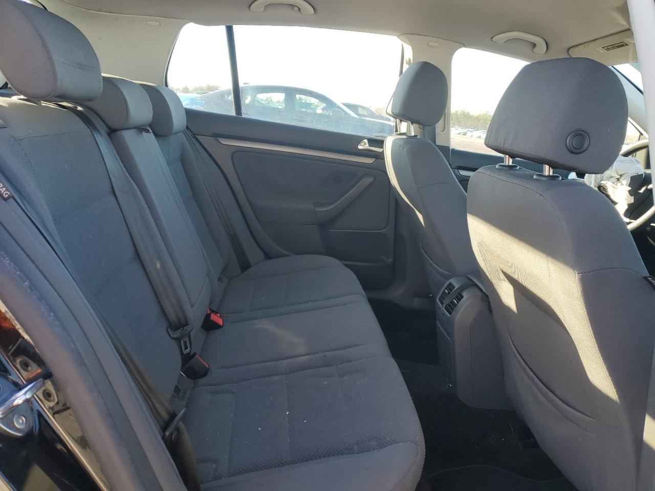 2006 Volkswagen Golf - Image 10