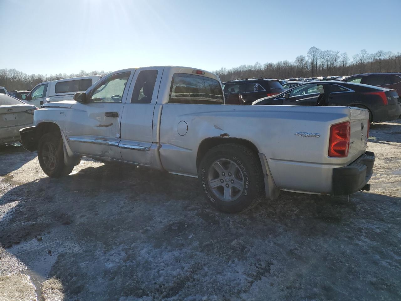 2011 Dodge Dakota - Image 2