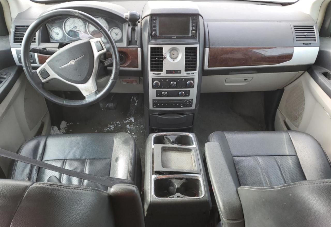 2010 Chrysler Town & Country - Image 8