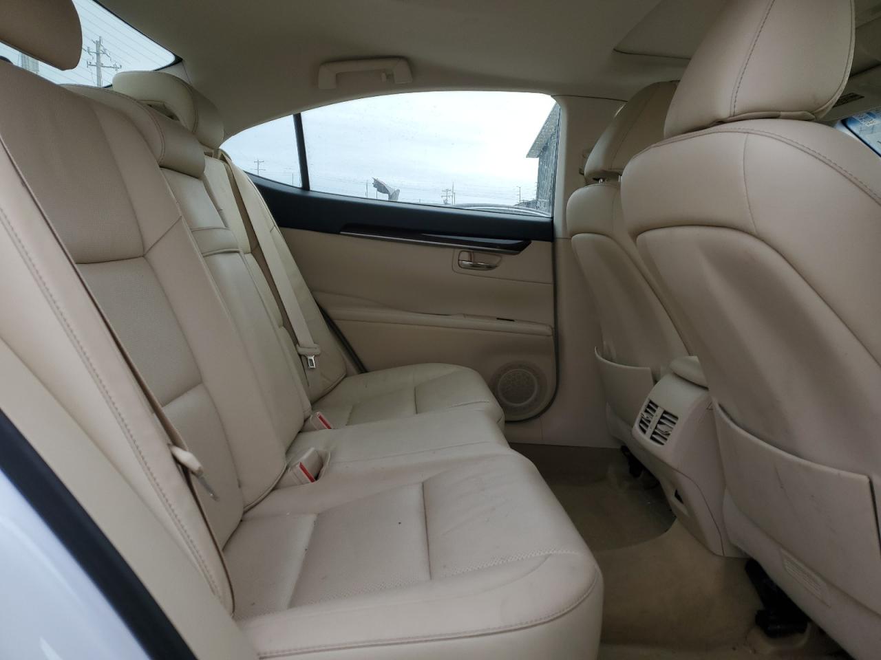 2015 Lexus ES - Image 10