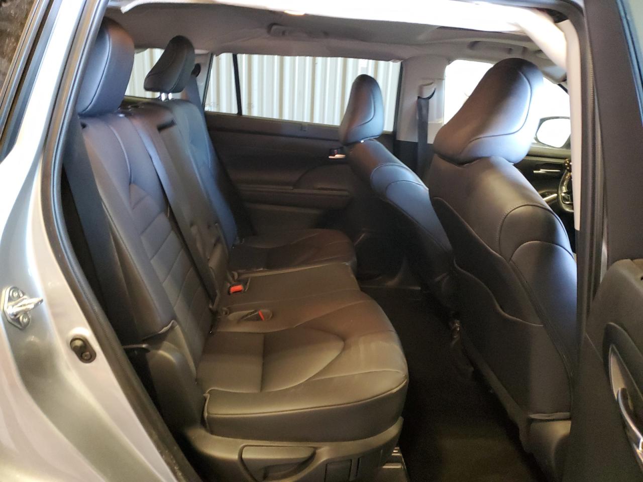 2020 Toyota Highlander - Image 11