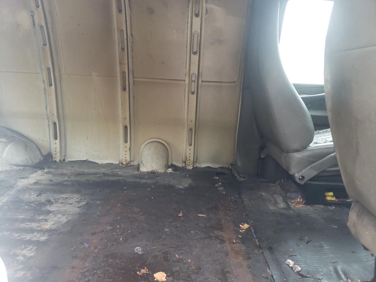 2010 Chevrolet Express - Image 11