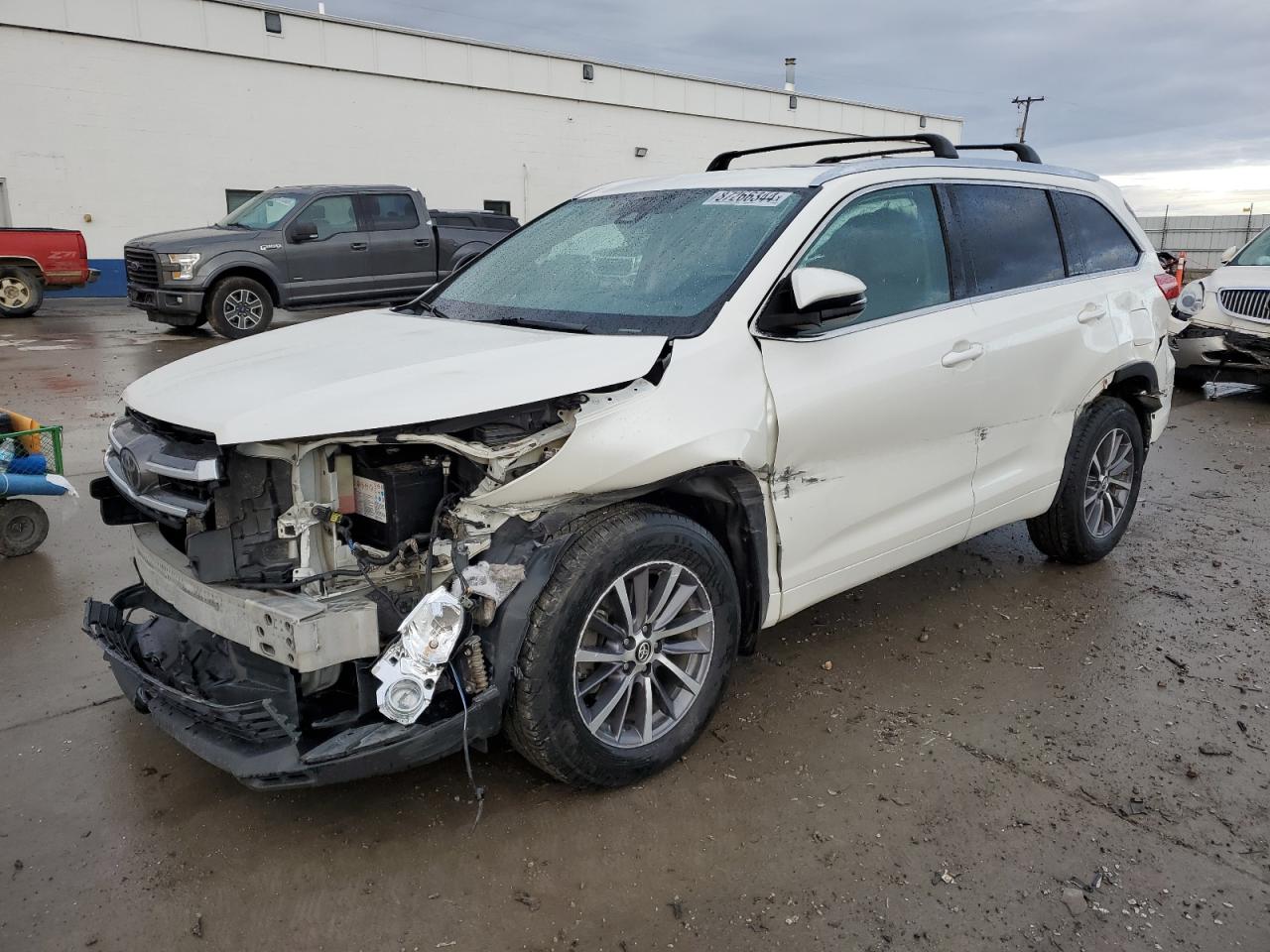 2018 Toyota Highlander - Image 1