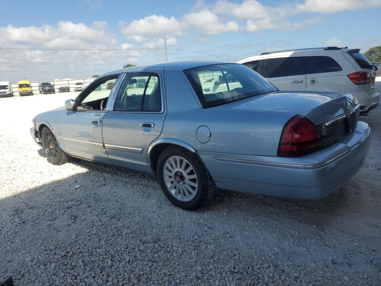 2010 Mercury Grand Marquis - Image 2