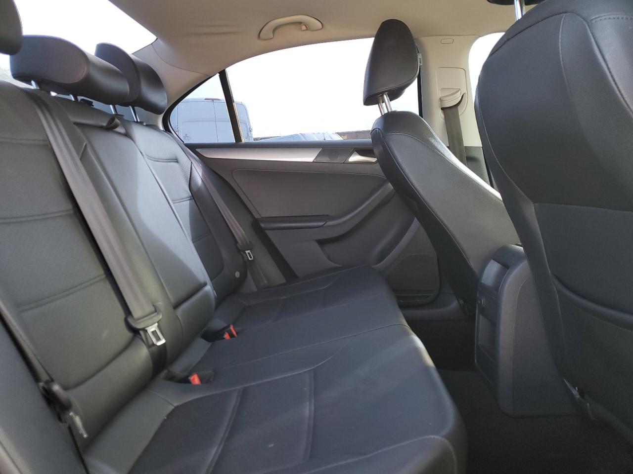 2017 Volkswagen Jetta - Image 10