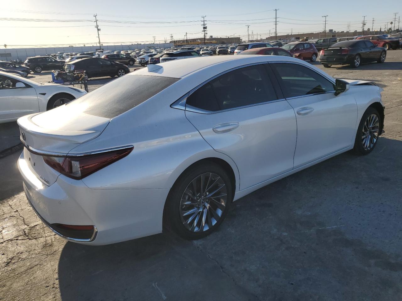 2024 Lexus ES - Image 3