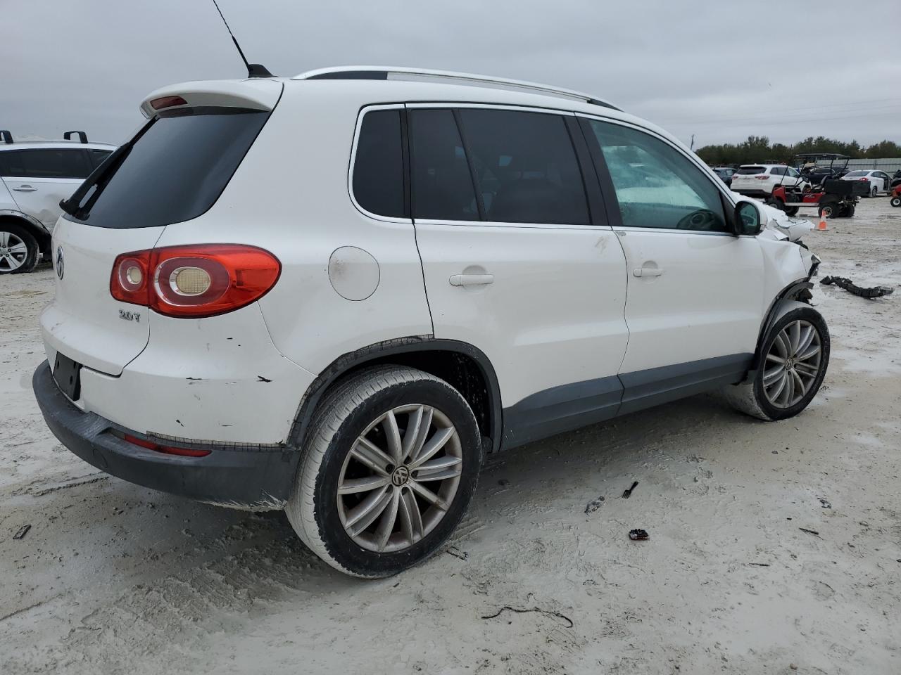2010 Volkswagen Tiguan - Image 3