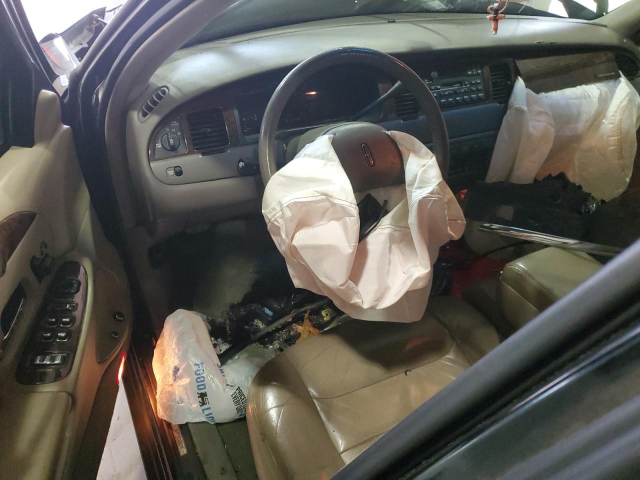 1999 Lincoln Town Car Signature VIN: 1LNFM82W9XY600361 Lot: 87359164