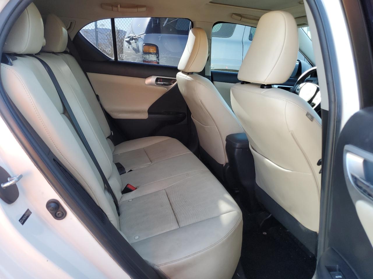 2012 Lexus CT - Image 10