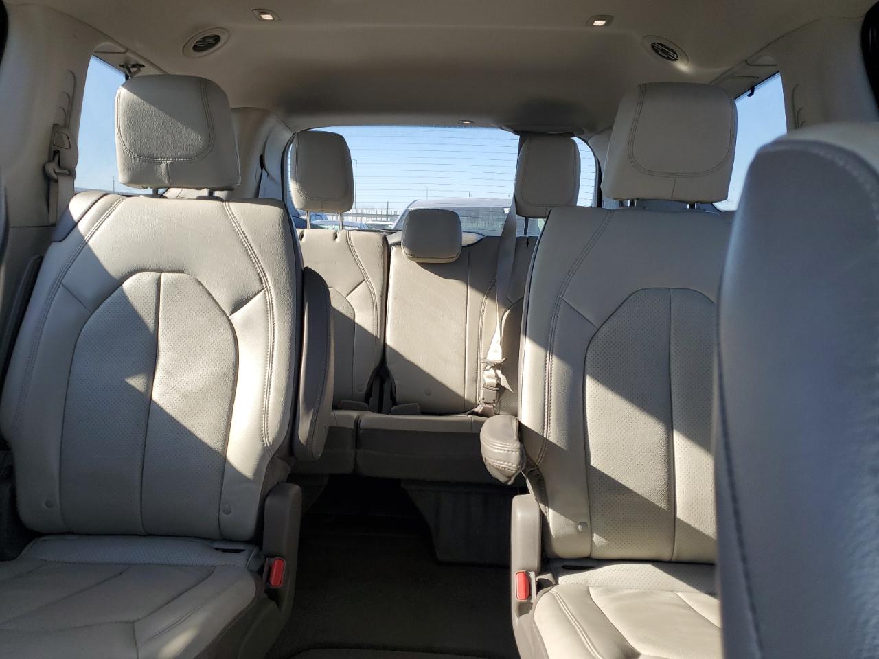 2017 Chrysler Pacifica - Image 10