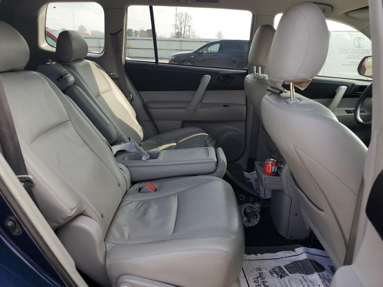 2012 Toyota Highlander - Image 11