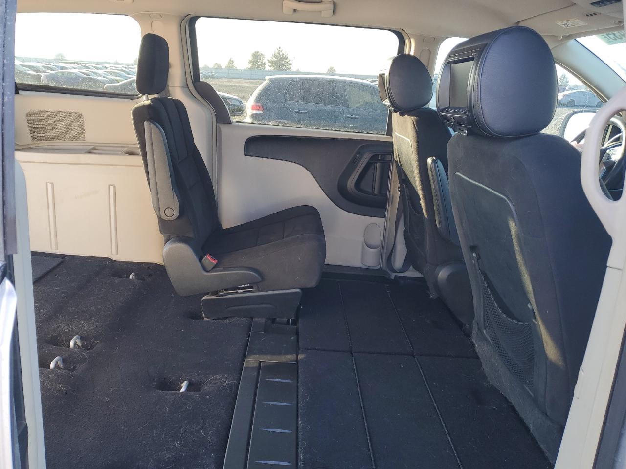 2011 Chrysler Town & Country - Image 11