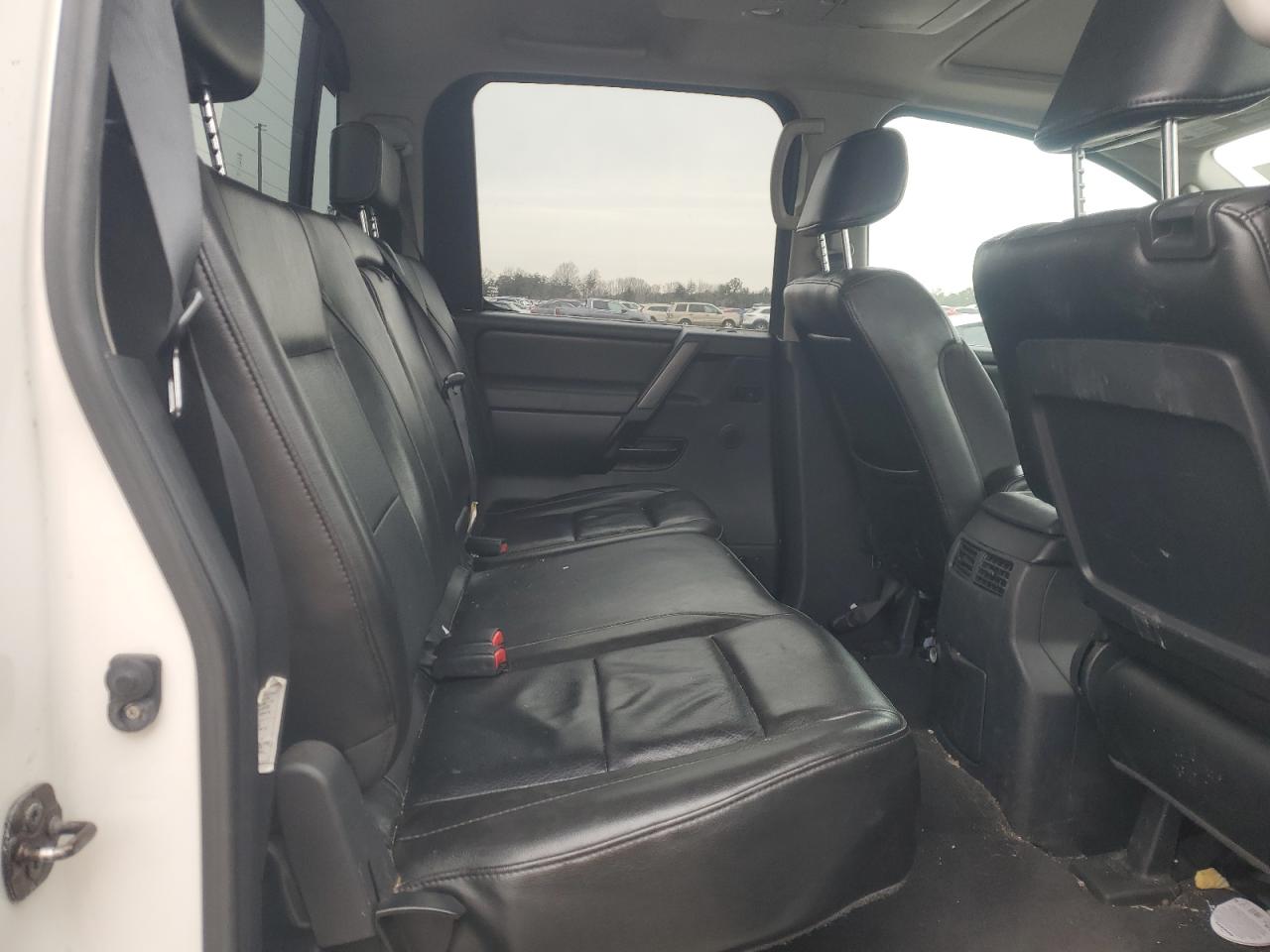 2009 Nissan Titan - Image 10