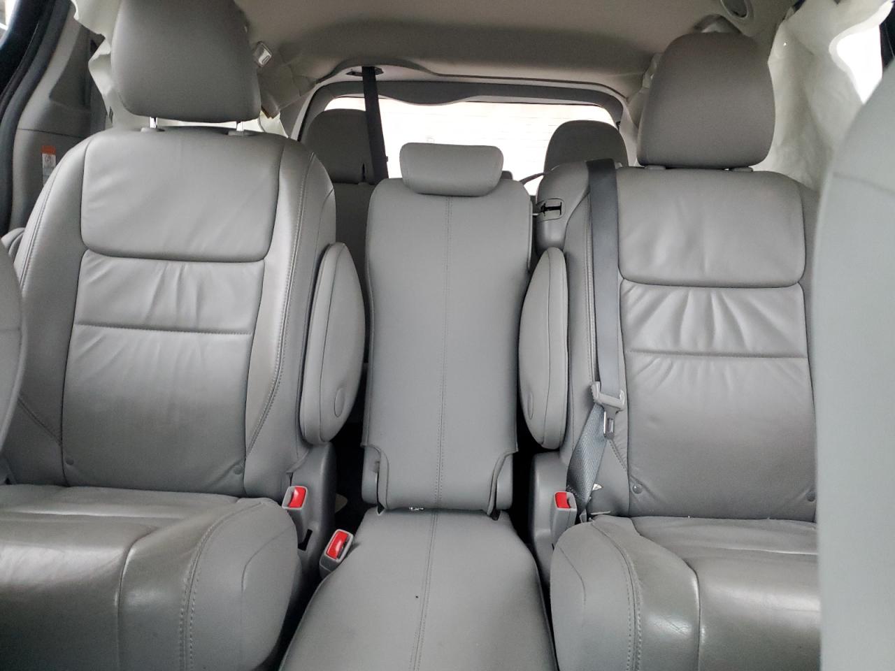 2016 Toyota Sienna - Image 10