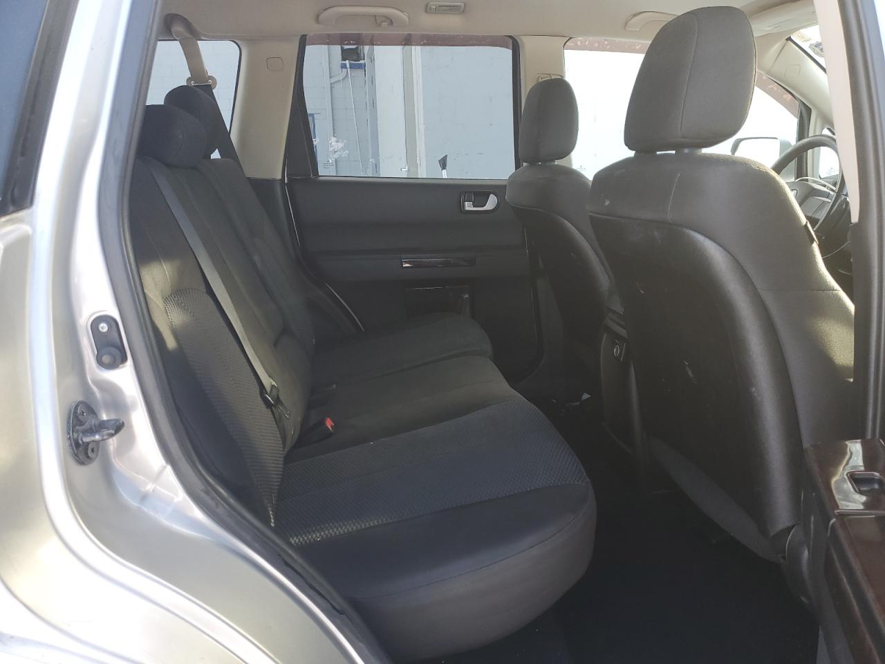 2011 Mitsubishi Endeavor - Image 11
