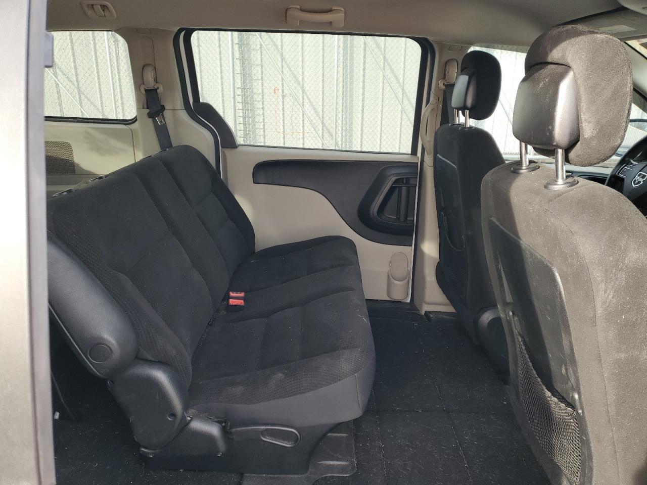 2015 Dodge Caravan - Image 11