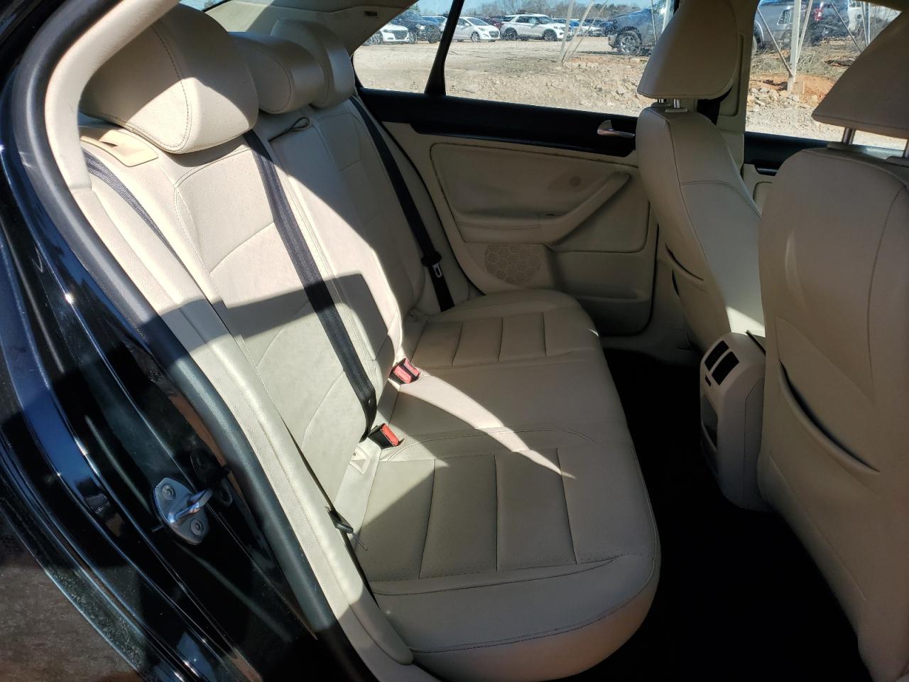 2010 Volkswagen Jetta - Image 11