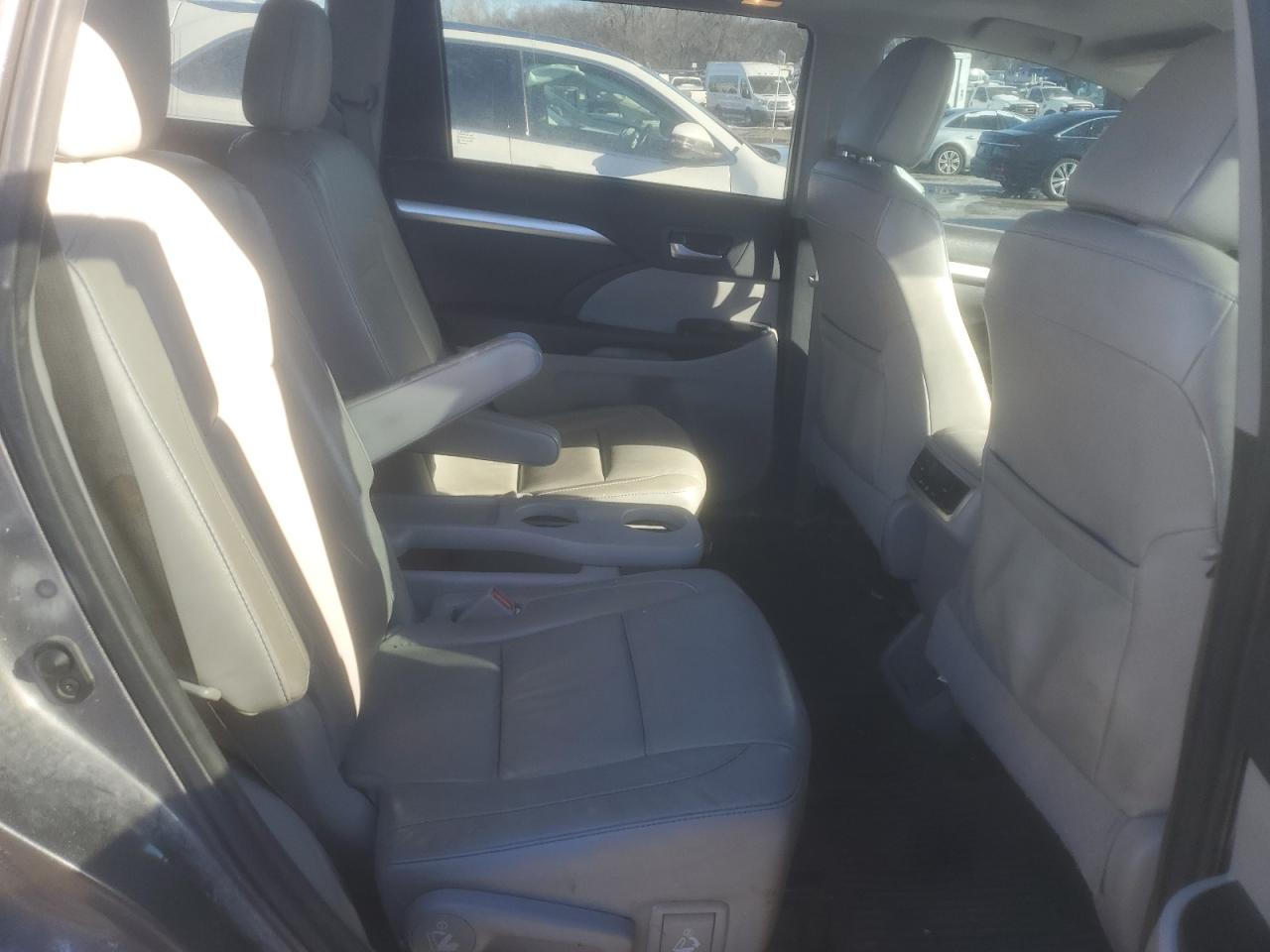 2016 Toyota Highlander - Image 11