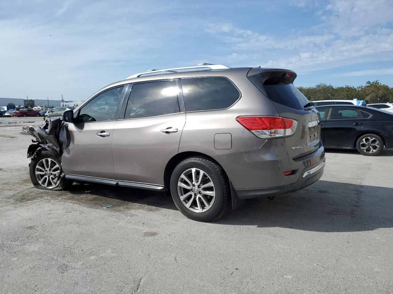 2014 Nissan Pathfinder - Image 2