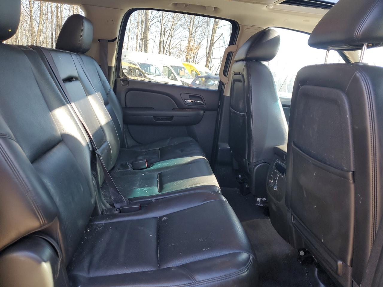 2011 Chevrolet Suburban - Image 12