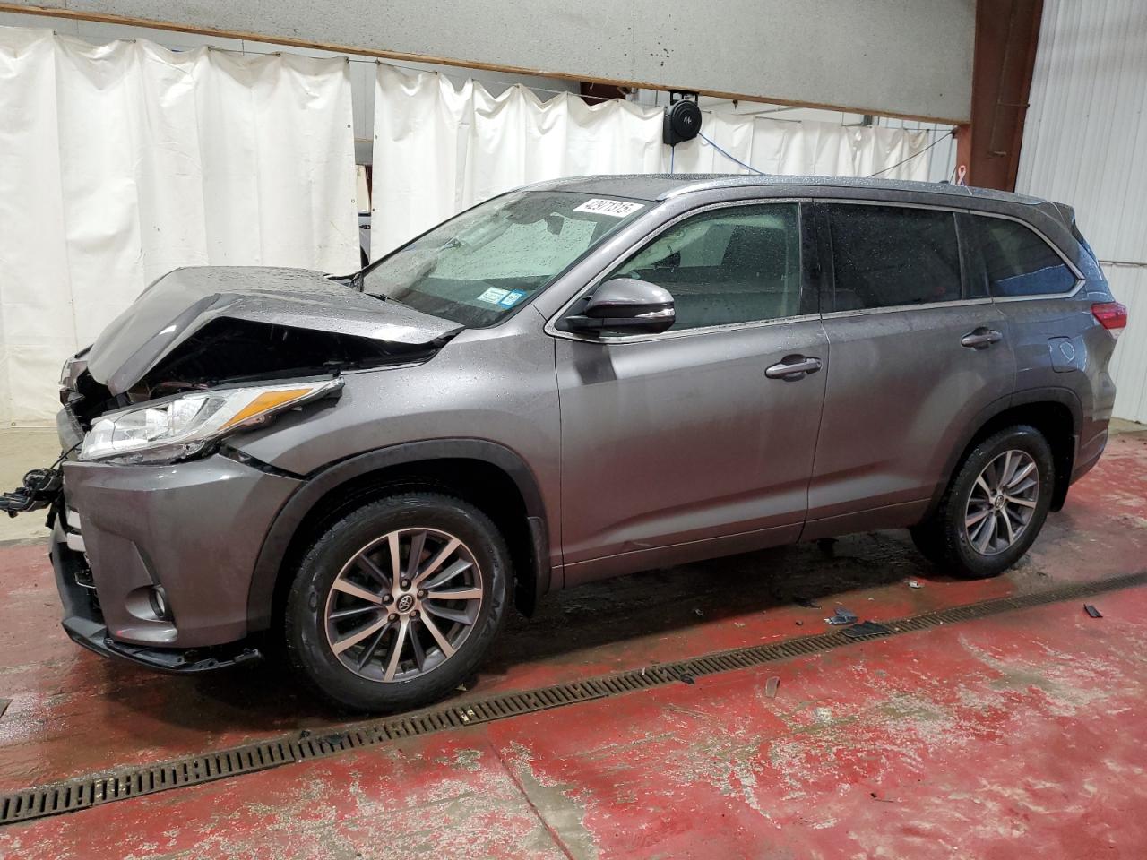 2017 Toyota Highlander - Image 1