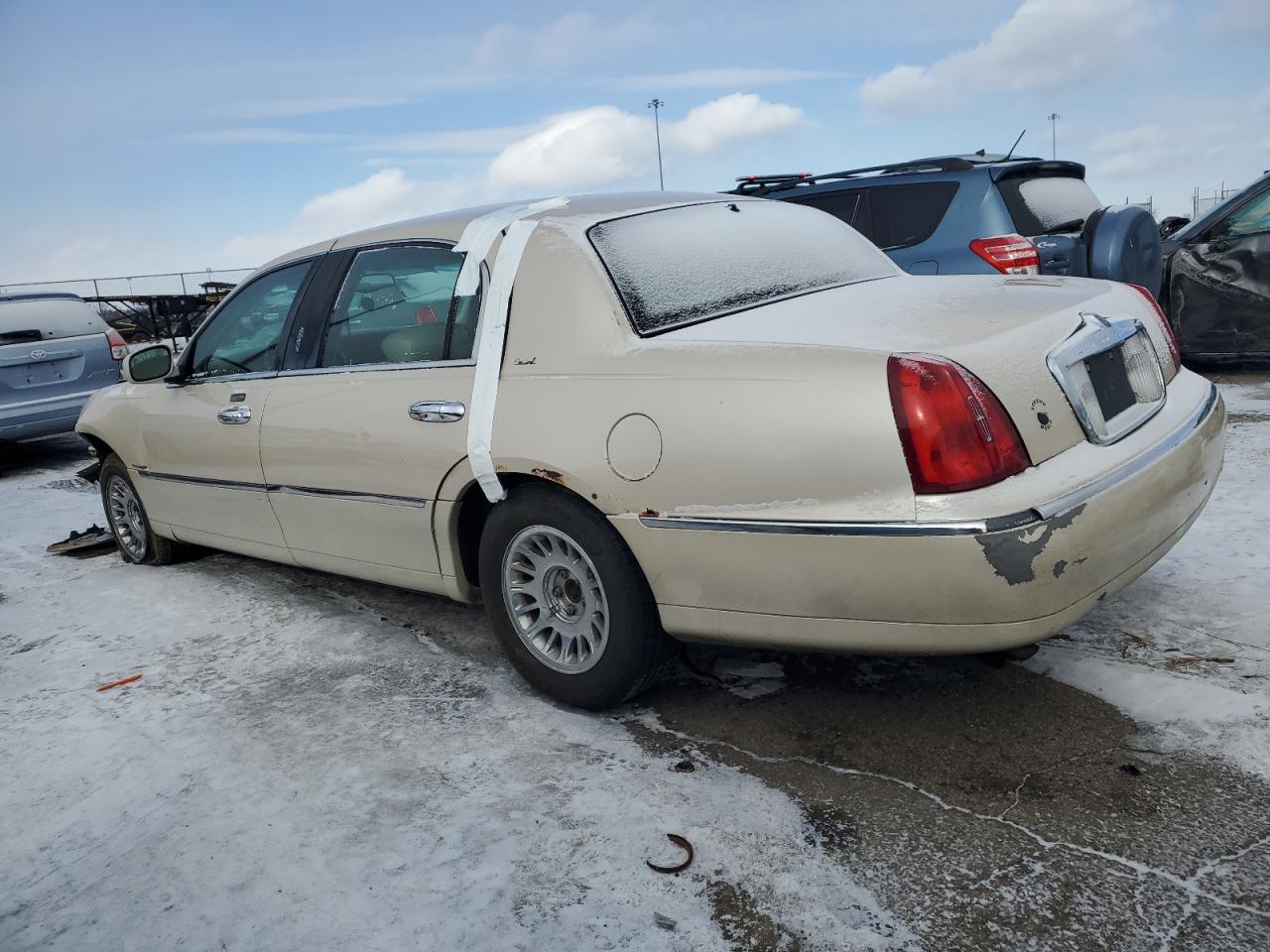 2000 Lincoln Town Car - Image 2