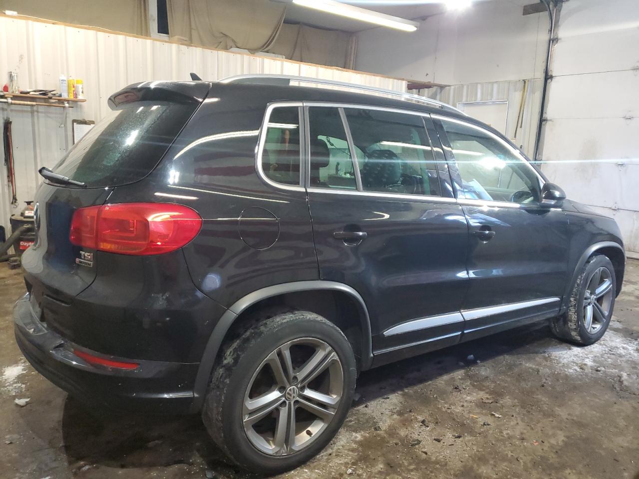 2017 Volkswagen Tiguan - Image 3