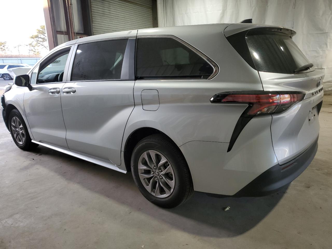 2022 Toyota Sienna - Image 2