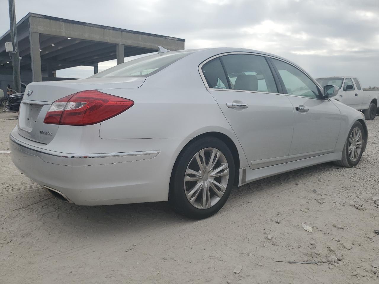 2014 Hyundai Genesis - Image 3
