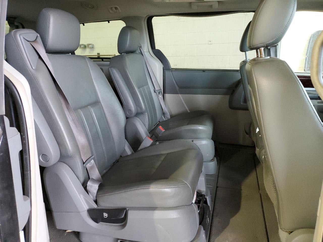 2010 Chrysler Town & Country - Image 11