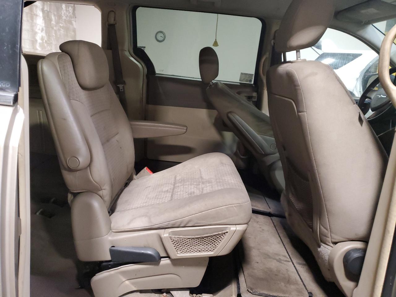 2009 Chrysler Town & Country - Image 11