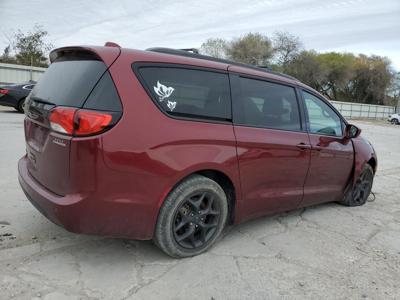 2018 Chrysler Pacifica - Image 3