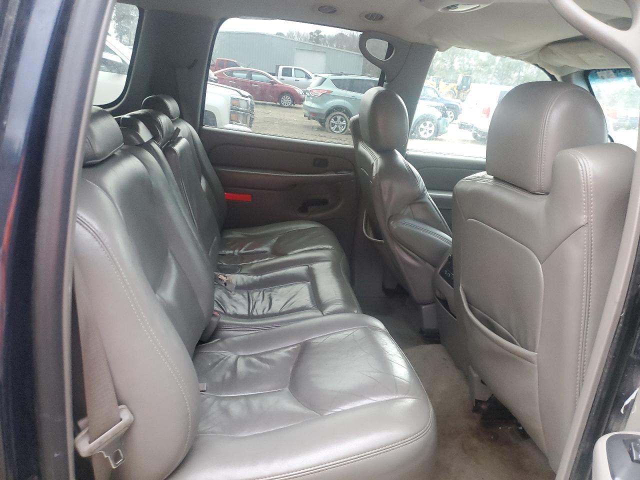 2005 Chevrolet Suburban - Image 12