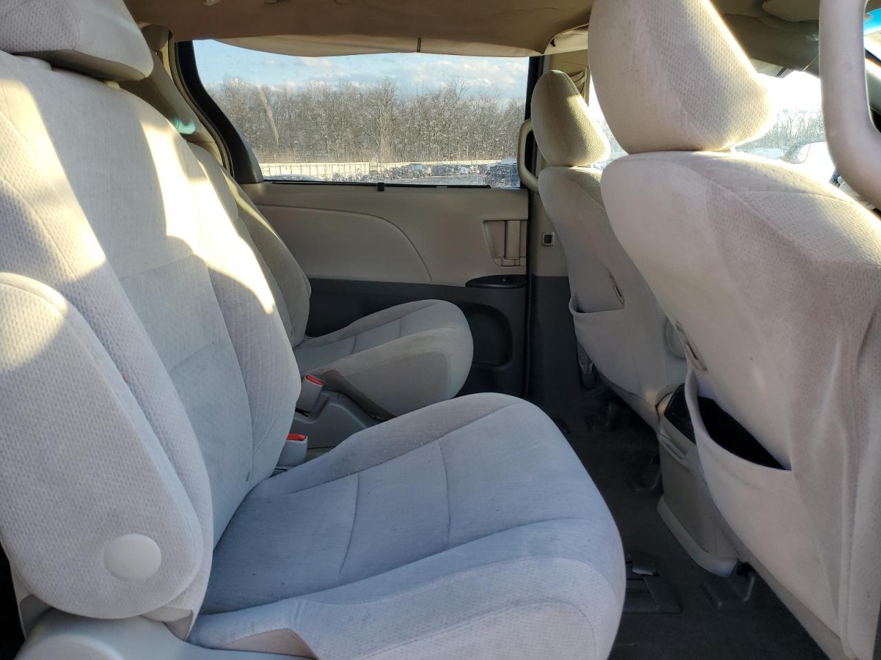 2015 Toyota Sienna - Image 11