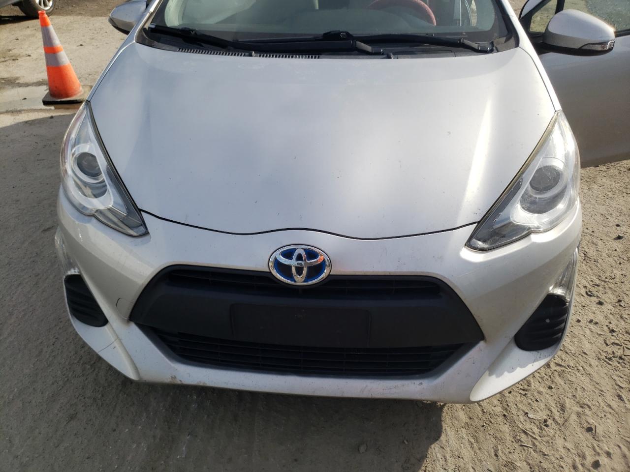 2016 Toyota Prius - Image 11