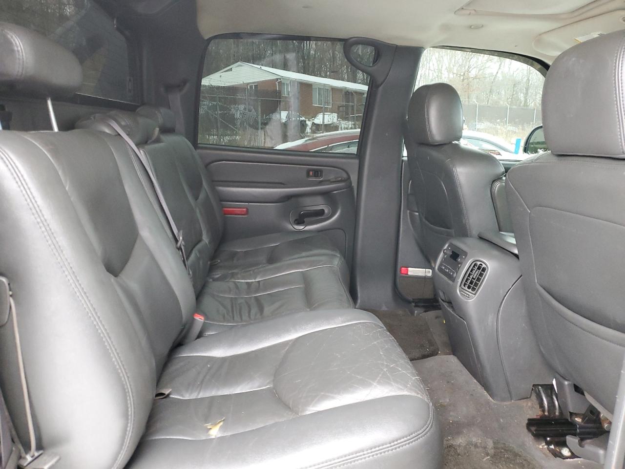 2004 Chevrolet Avalanche - Image 11