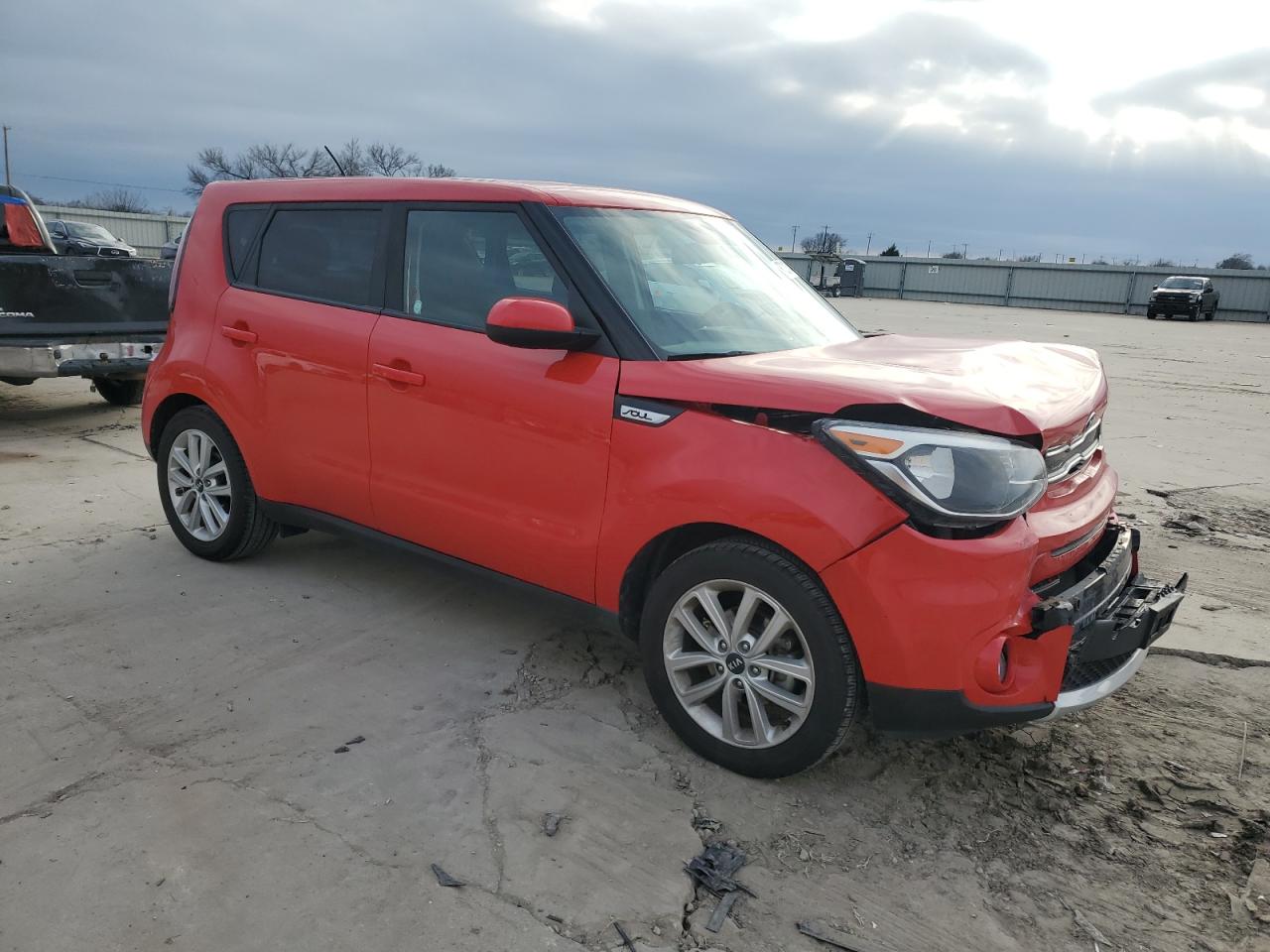 VIN KNDJP3A58J7592431 2018 KIA SOUL no.4