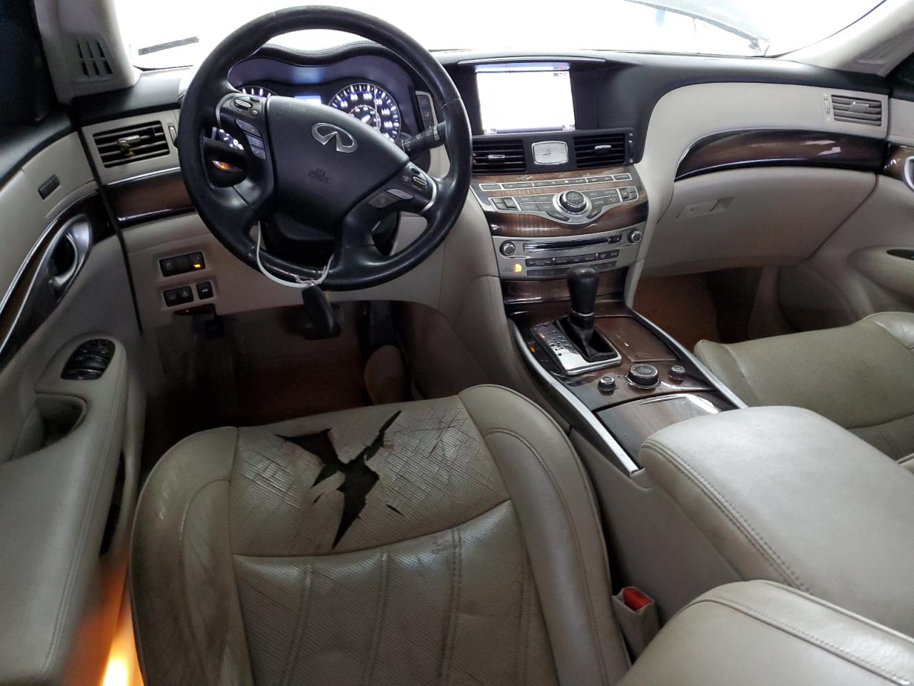 2012 Infiniti M - Image 8