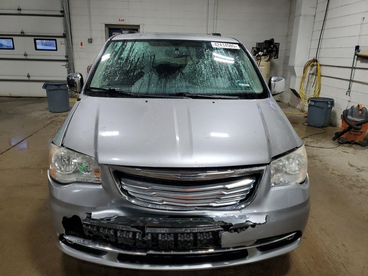 2014 Chrysler Town & Country - Image 5