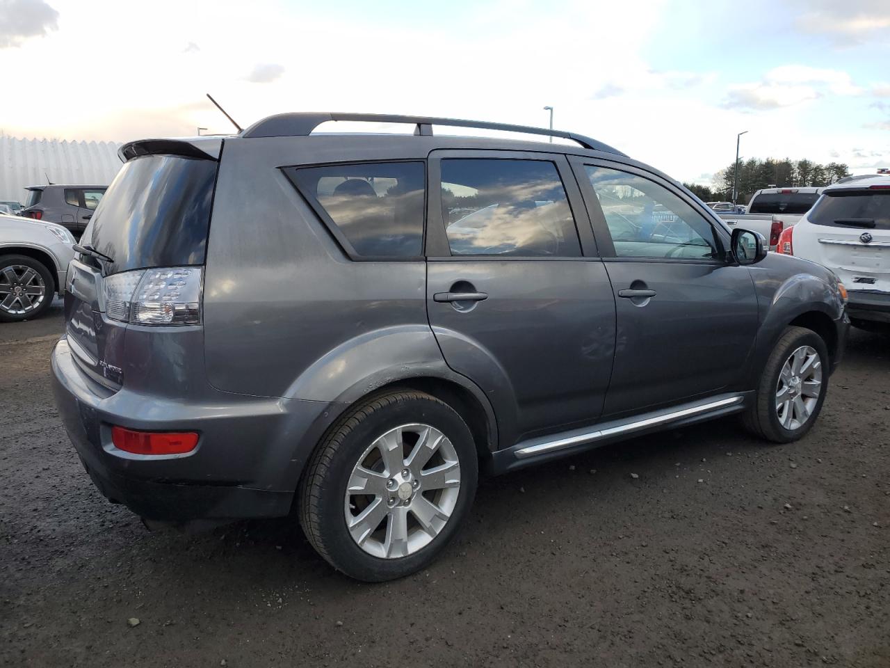 2010 Mitsubishi Outlander - Image 3