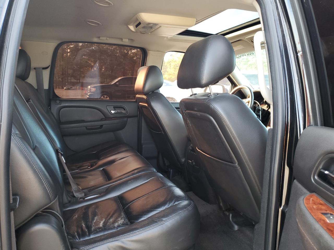 2011 Chevrolet Suburban - Image 11
