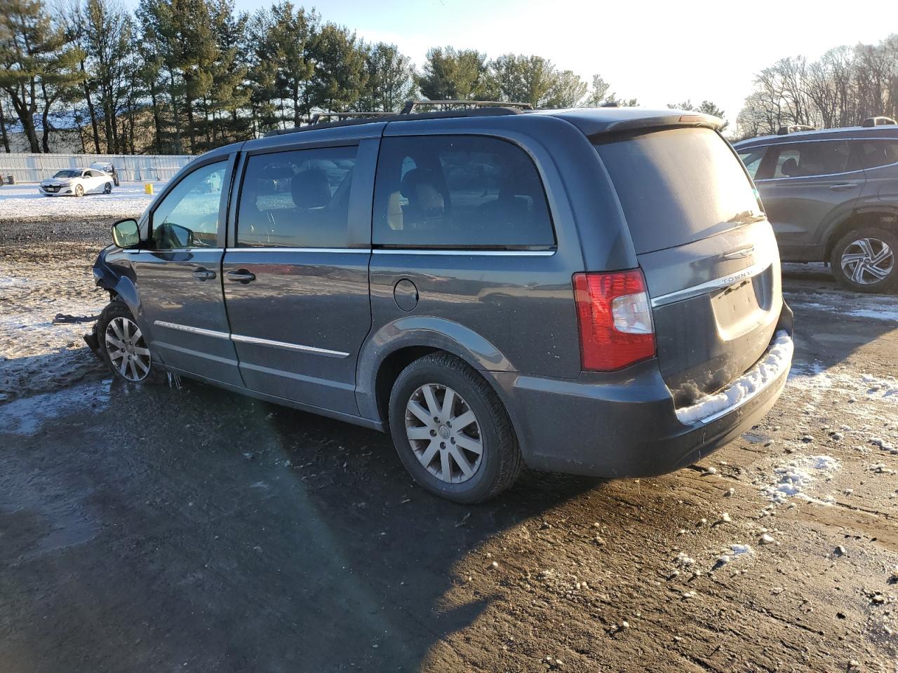 2016 Chrysler Town & Country - Image 2