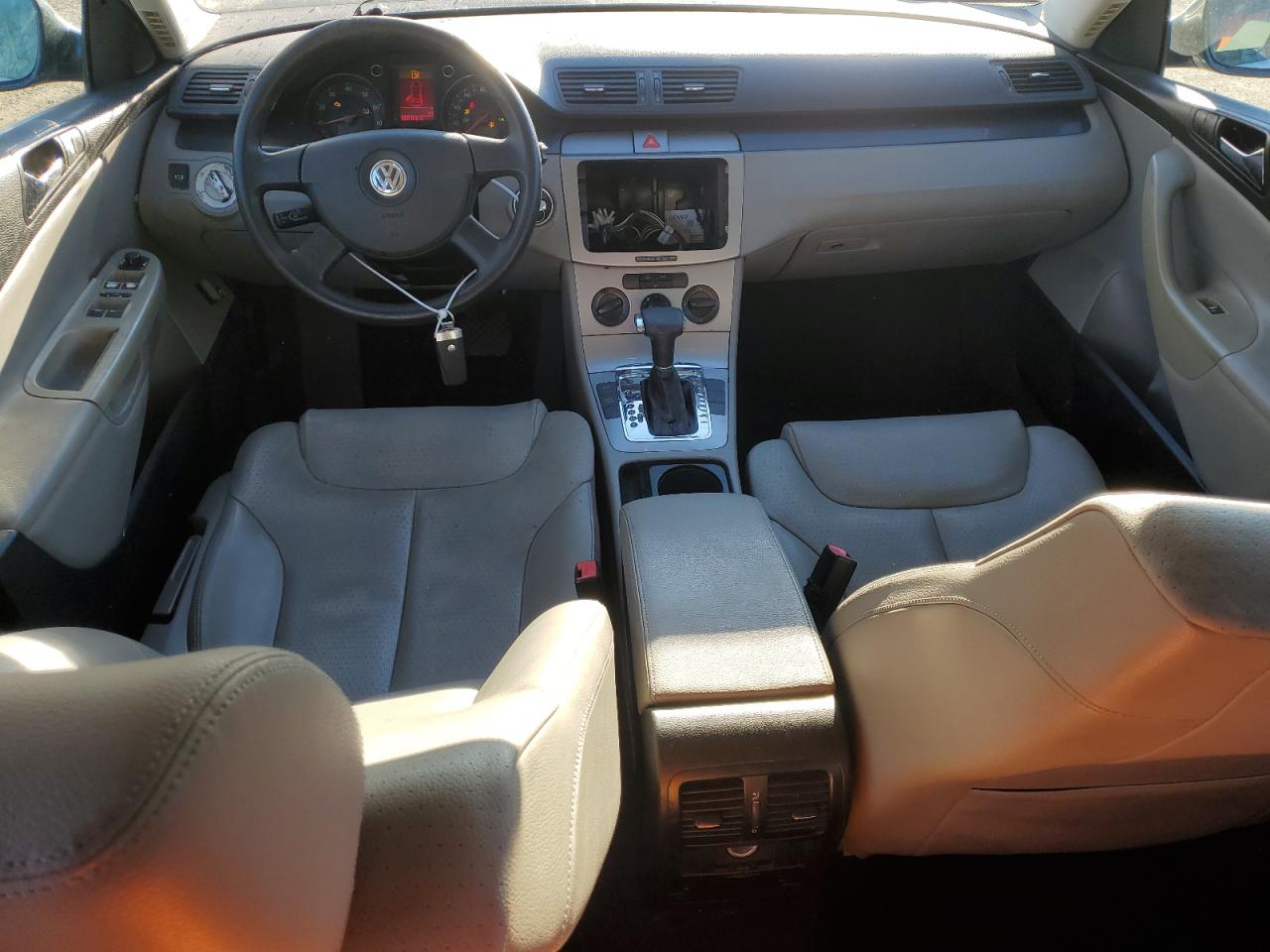 2006 Volkswagen Passat - Image 8