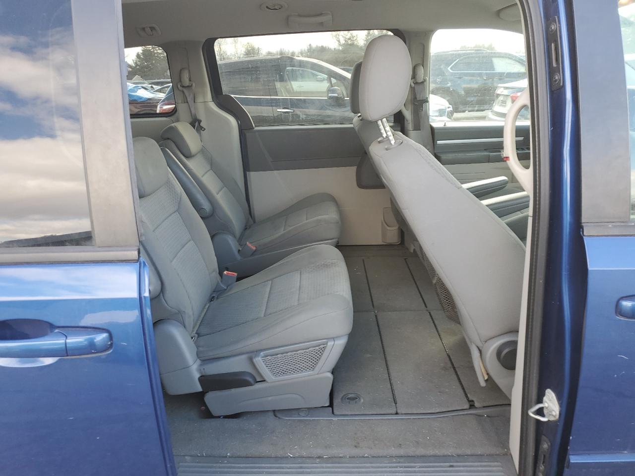 2010 Dodge Caravan - Image 11