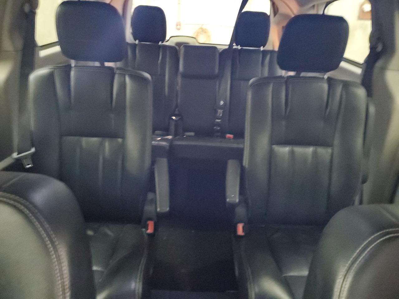 2014 Chrysler Town & Country - Image 10