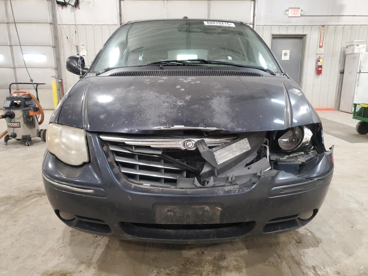 2007 Chrysler Town & Country - Image 5