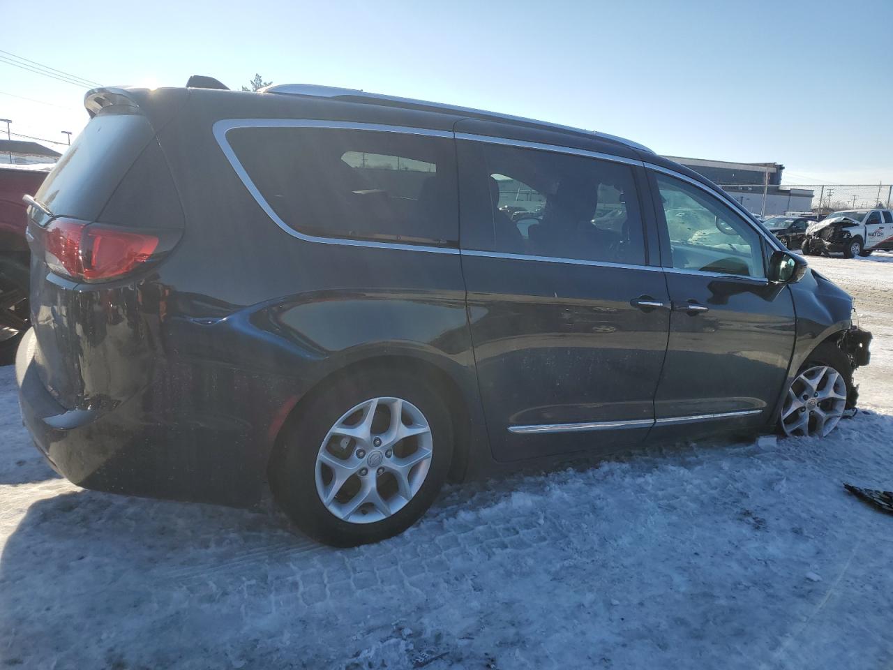 2018 Chrysler Pacifica - Image 3