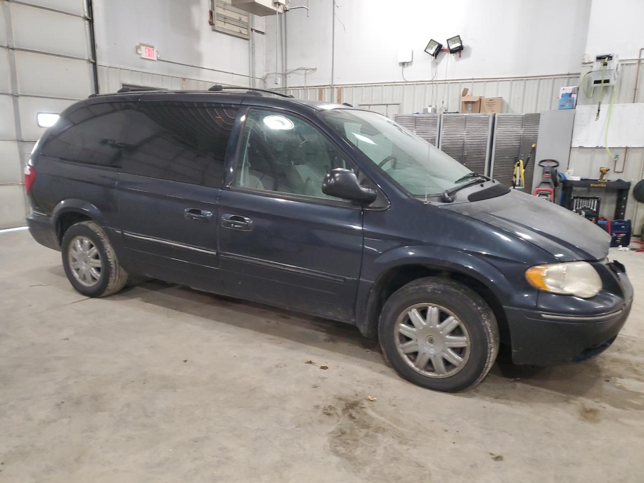2007 Chrysler Town & Country - Image 4