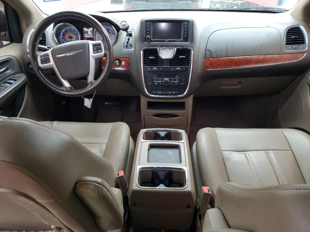 2015 Chrysler Town & Country - Image 8
