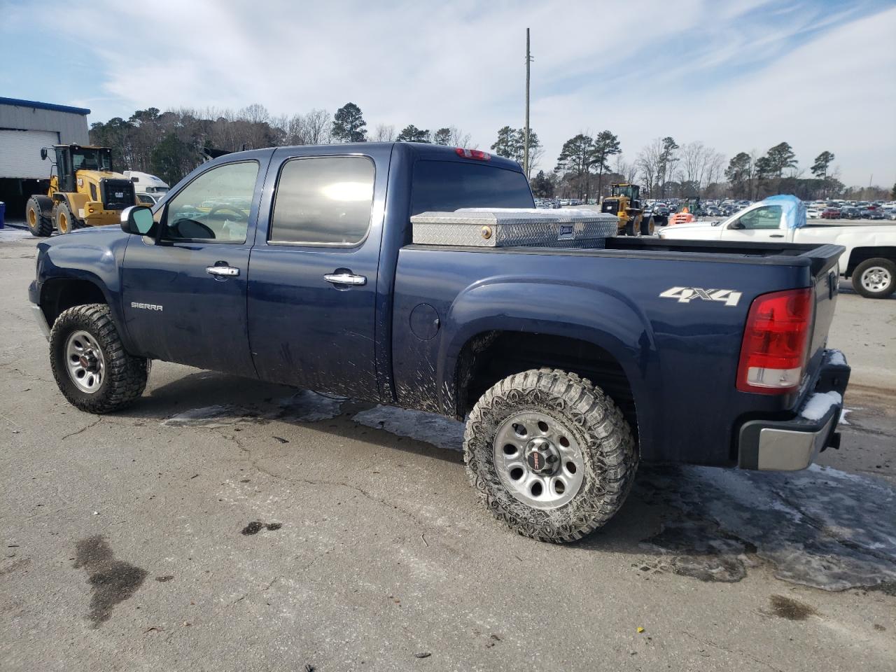 2011 GMC Sierra - Image 2